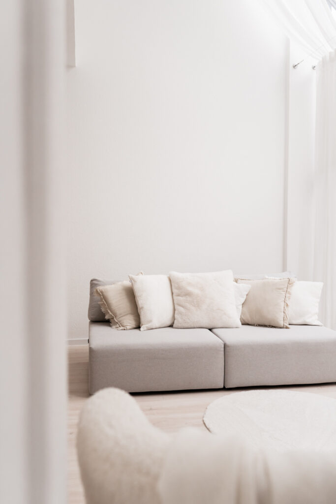 Ein Bild vom Sofa im Tageslicht Studio in Oldenburg