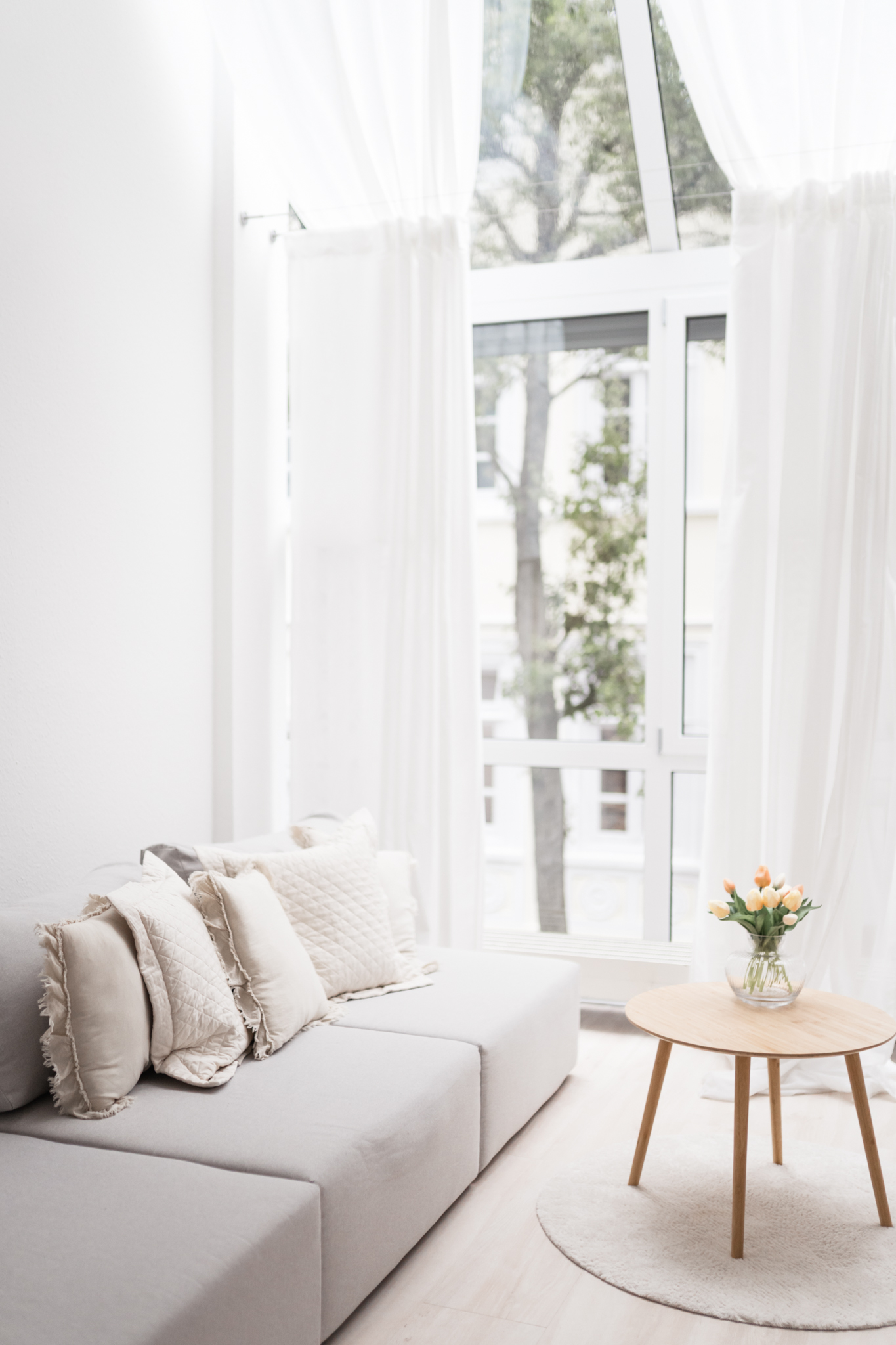 Blick aus dem Fenster mit Sitzecke im Studio.