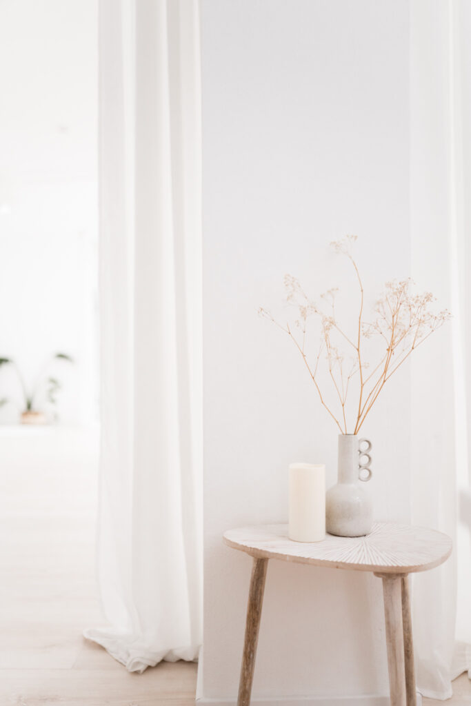 Trockenblumen auf einem Beistelltisch.